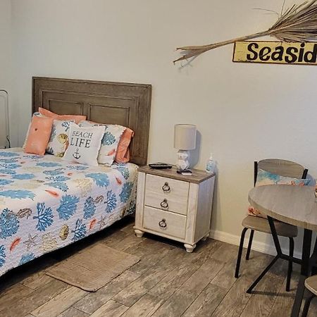 Wave Resort, Studio A2, Beach Steps Away!Pool+Wifi St. Pete Beach Exterior photo