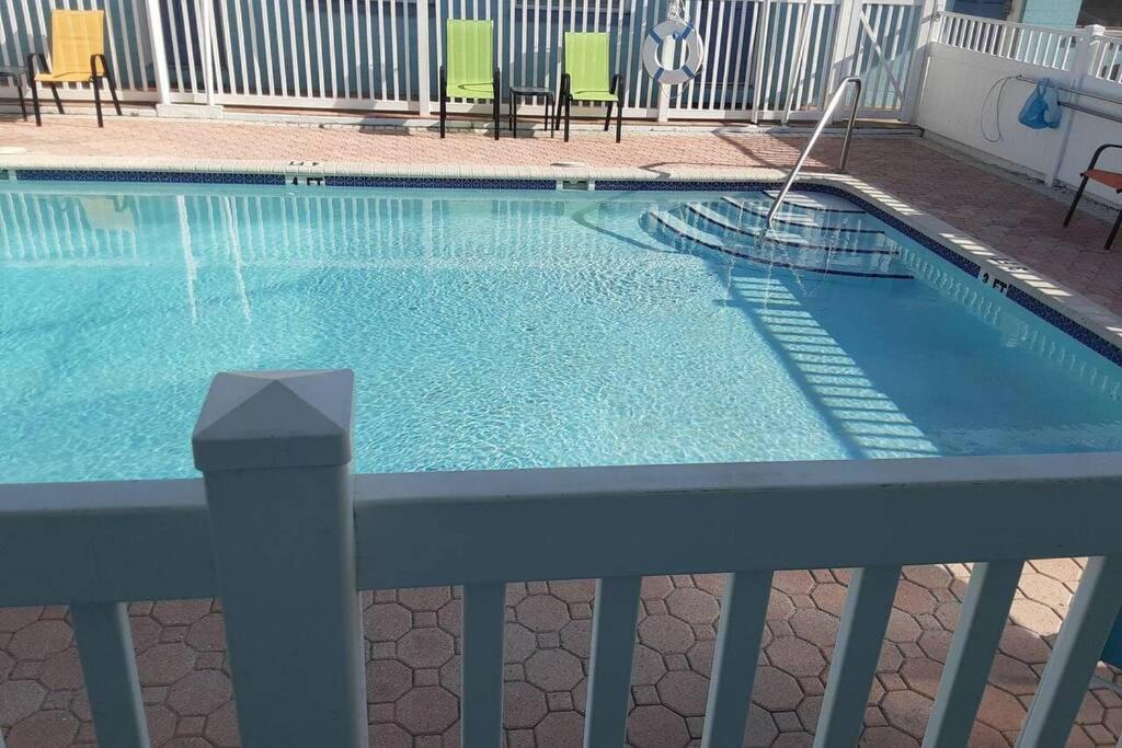 Wave Resort, Studio A2, Beach Steps Away!Pool+Wifi St. Pete Beach Exterior photo